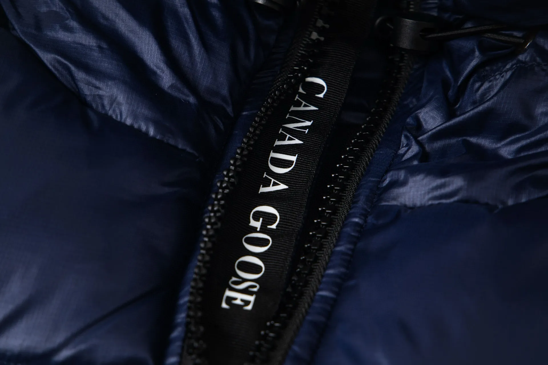 P790 model number: G122 Canada Goose's new Crofton series of lightweight couple's hooded down jacket 1️⃣The fabric is made of recycled Feather-Light tear-resistant fabric, which is ultra-light and has no sense of weight on the upper body. The unique black label highlights the temperament. The interior is filled with white duck down, making the upper body very light and comfortable! 2️⃣It is very youthful and energetic, and can be easily worn by both men and women. It is very in line with the fashion aesthetic concepts of today's young people! 3️⃣ Full set of customized accessories, complete with three standards, same style for men and women, a must-have for couples Color: Picture color Size: S, M, L, XL